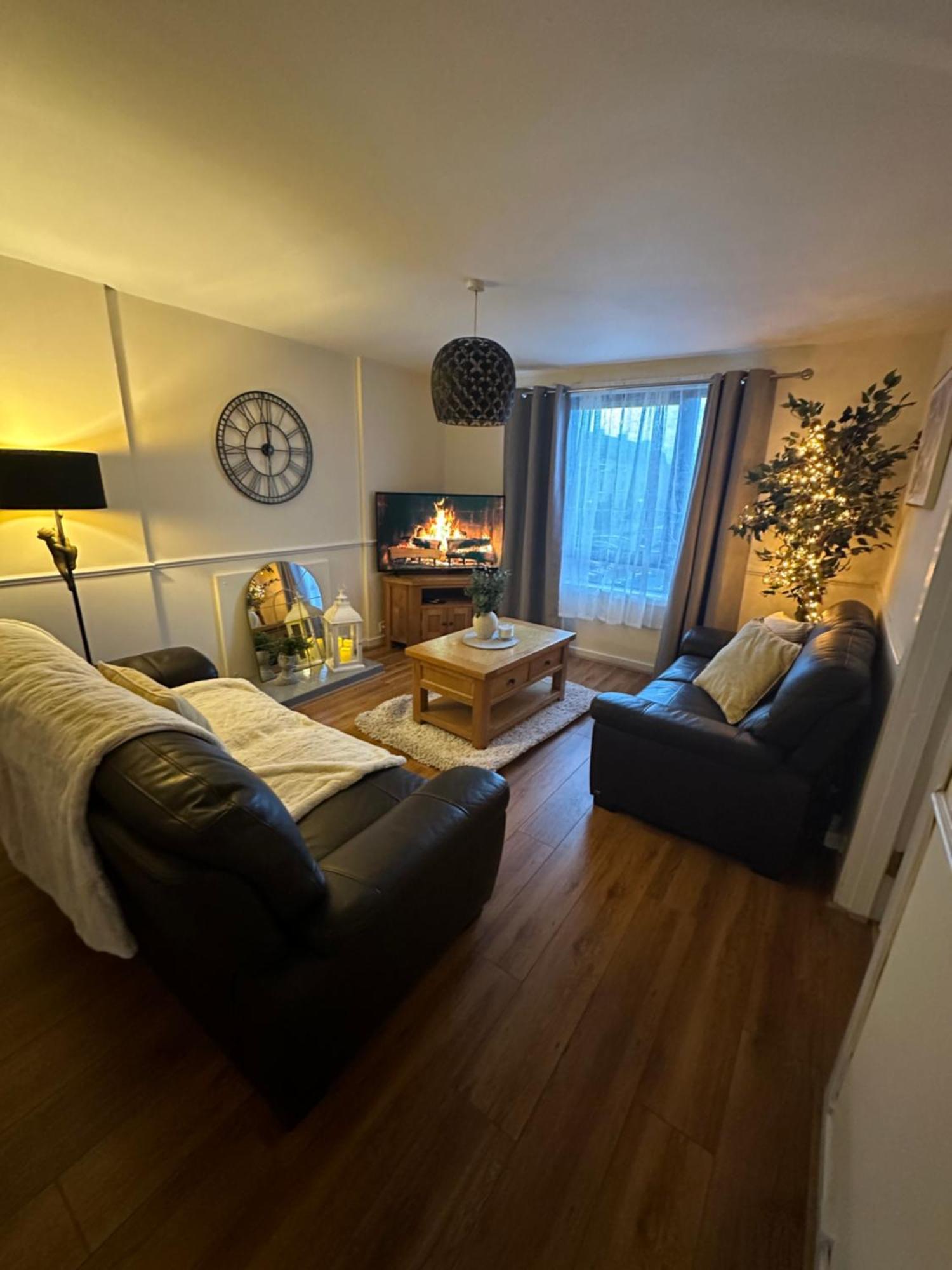 Spacious 3 Bedroom Flat Close To City Center Dalneigh Bagian luar foto
