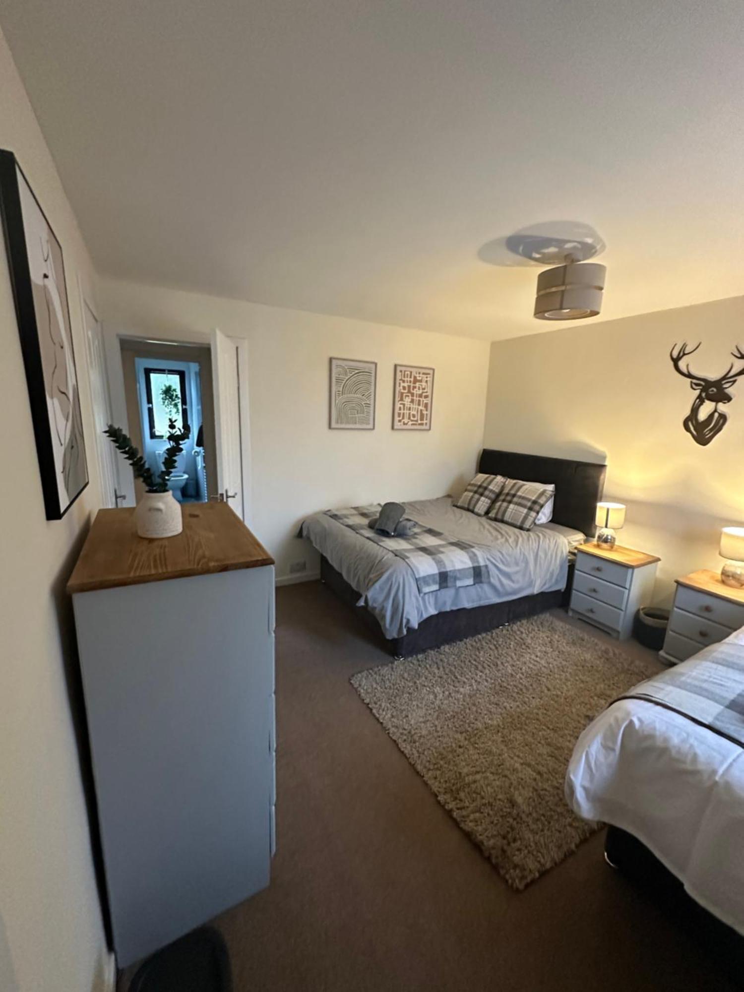 Spacious 3 Bedroom Flat Close To City Center Dalneigh Bagian luar foto